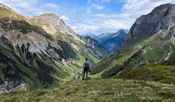2斤鲤鱼直接飞上岸这得需要多硬的鱼竿？看