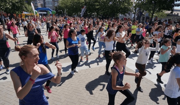 千元鱼竿频断引热议：质量瑕疵还是操作失当